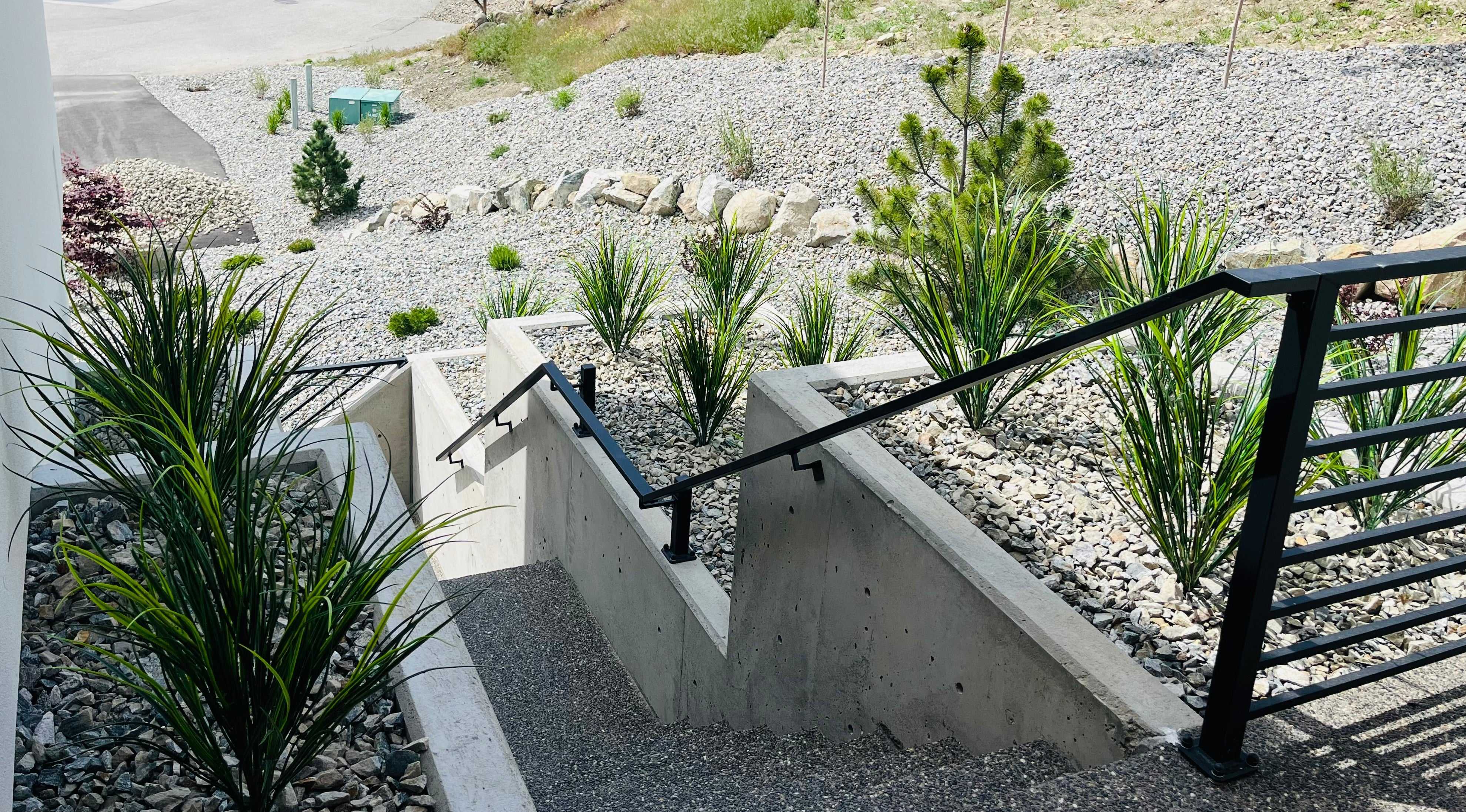 35 inch Artificial Plastic Grass Bush Medium Green Red for Indoor and Outdoor-N